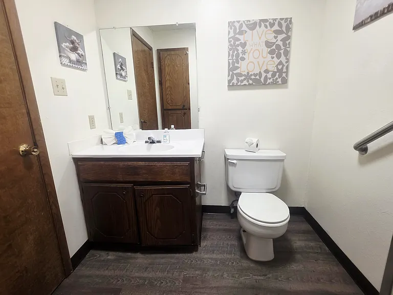 Colonial Lodge Apartments — Photo 28