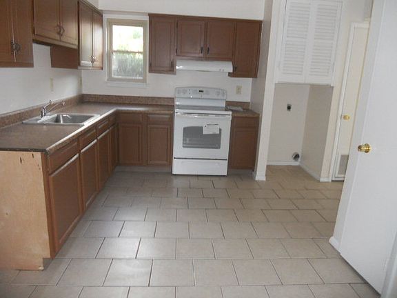 2nd image of 1429 E Tanners Creek Dr