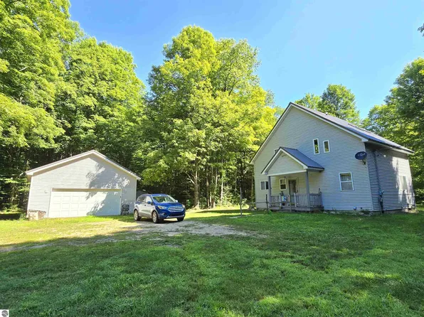 3878 Vista Valley Rd, Mesick, MI 49668