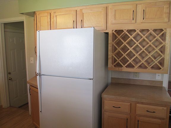 Updated Kit w/wine rack