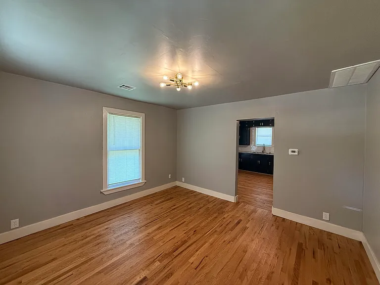 706 S Saint Louis Ave — Photo 3