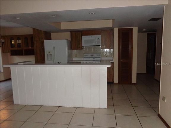 5th image of 612 Hidden Lake Dr