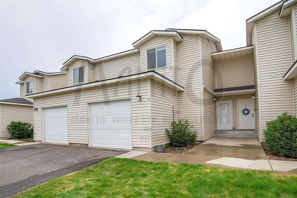 3 bed, 2.5 bath, 1096 sqft, $1,800 — Photo 1