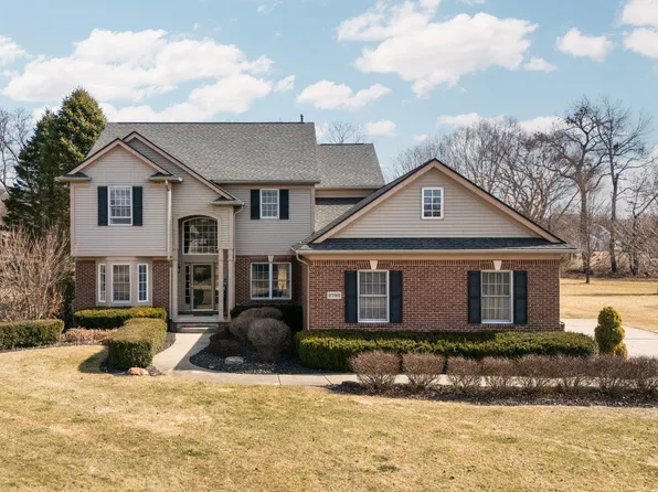 2792 Katie Ln, Milford, MI 48380