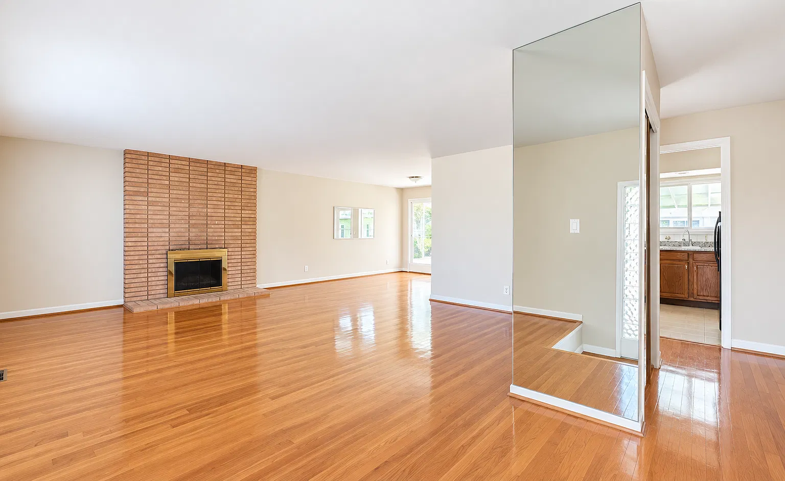 4 bed, 1800 sqft, $7,000 — Photo 2
