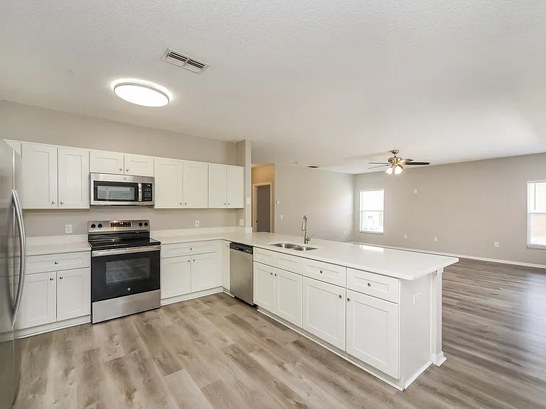 553 Brentford Ct — Photo 10