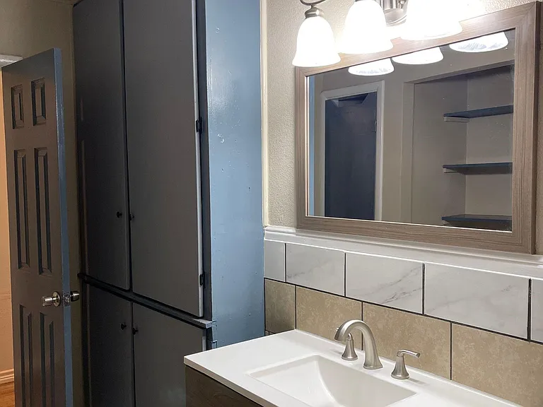 3921 Avenue H — Photo 20