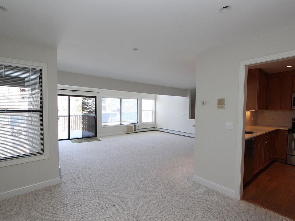 2nd image of 1465 E Putnam Ave APT 226