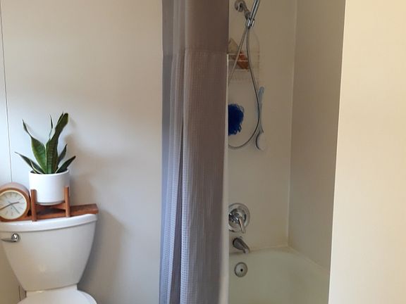 5th image of 3014 Lakeshore Dr #1