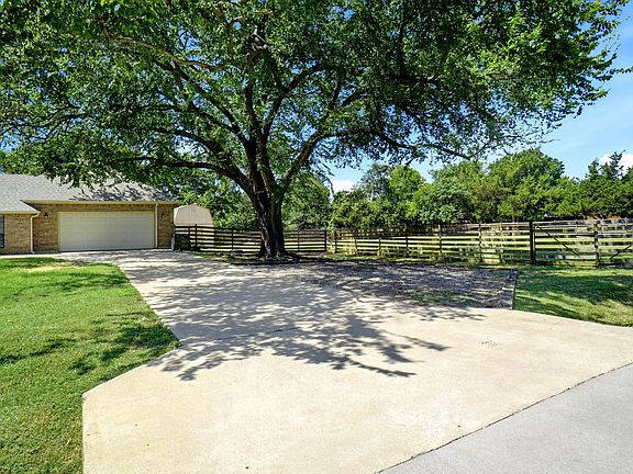3rd image of 2412 Emerald Cir