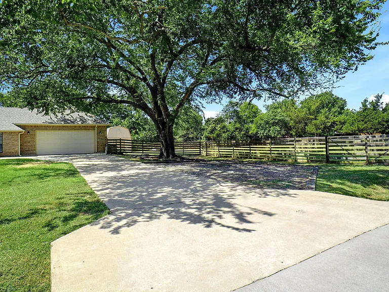 2412 Emerald Cir — Photo 3