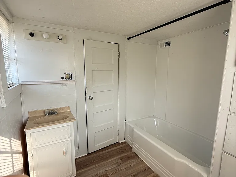 231 N Cotton St — Photo 4