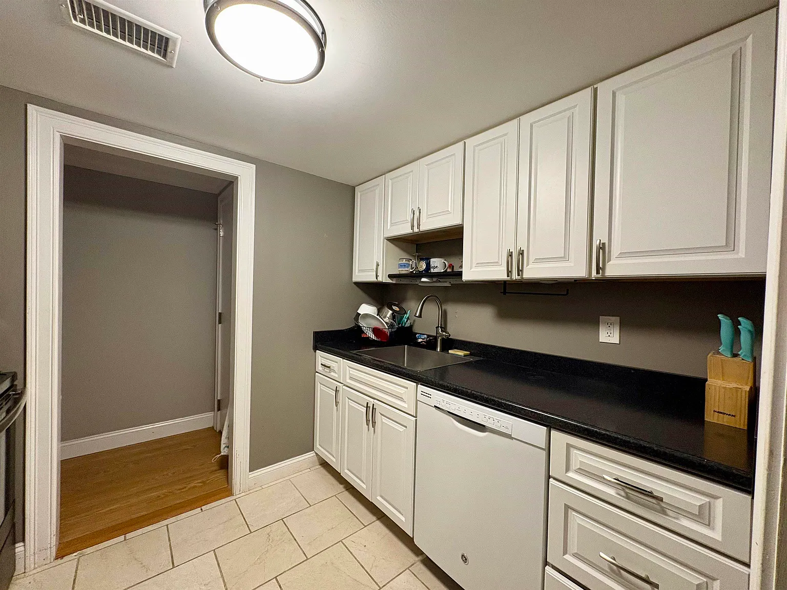 2 bed, 1.0 bath, 810 sqft, $2,295 — Photo 3