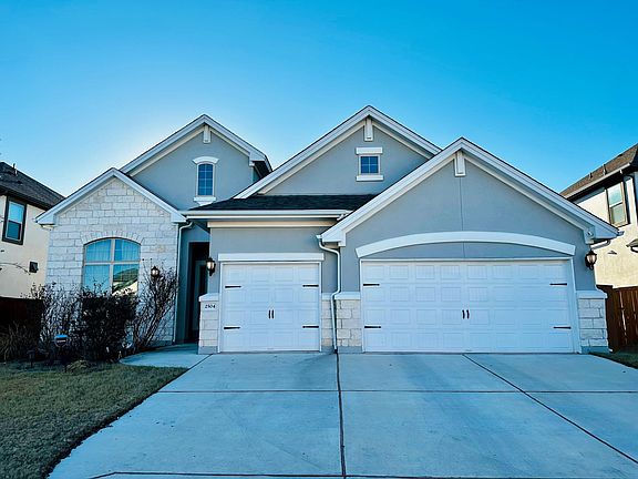 3 car garage with a lot of driveway space