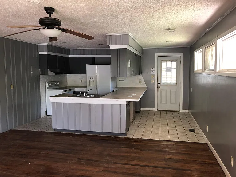 10211 Stephens Pond Dr — Photo 3