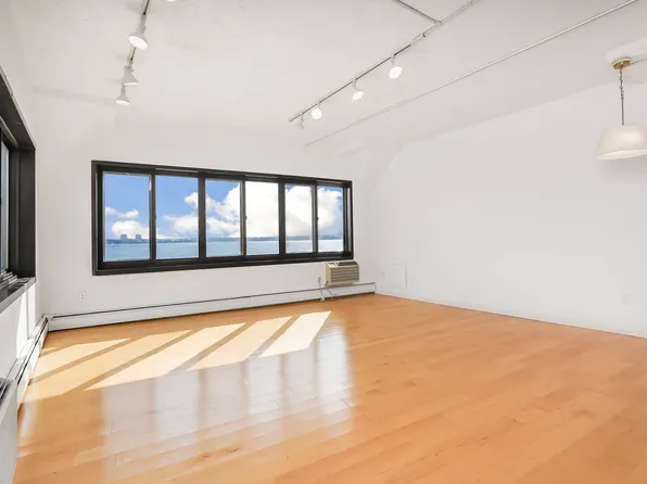 10 Bay Street Landing image 24 of 30