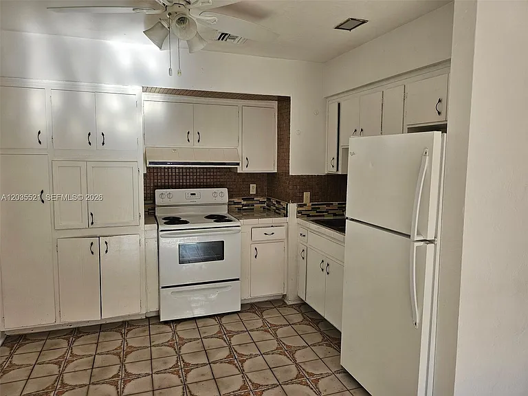 709 NE 4th Ct #6 — Photo 1