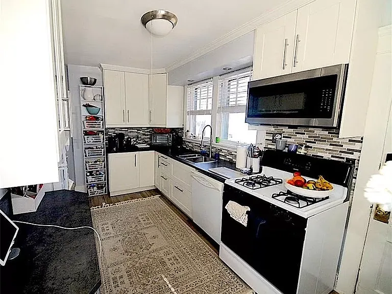13 Park Ln — Photo 5