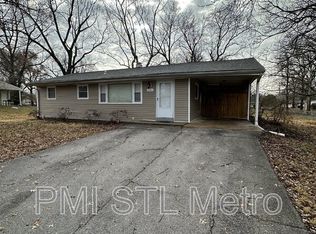 1048 Prigge Rd, Saint Louis, MO 63138