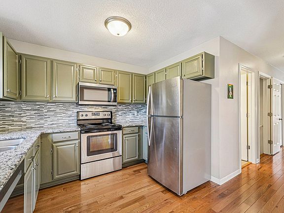 4th image of 2646 Quincy St NE