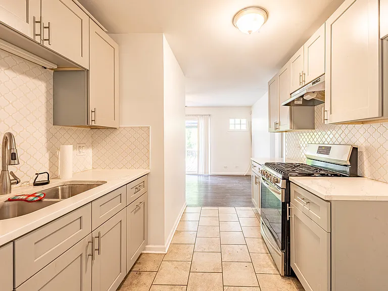 2722 Larkspur Ln — Photo 4