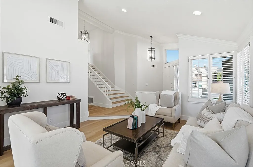 4 bed, 2246 sqft, $5,395 — Photo 4