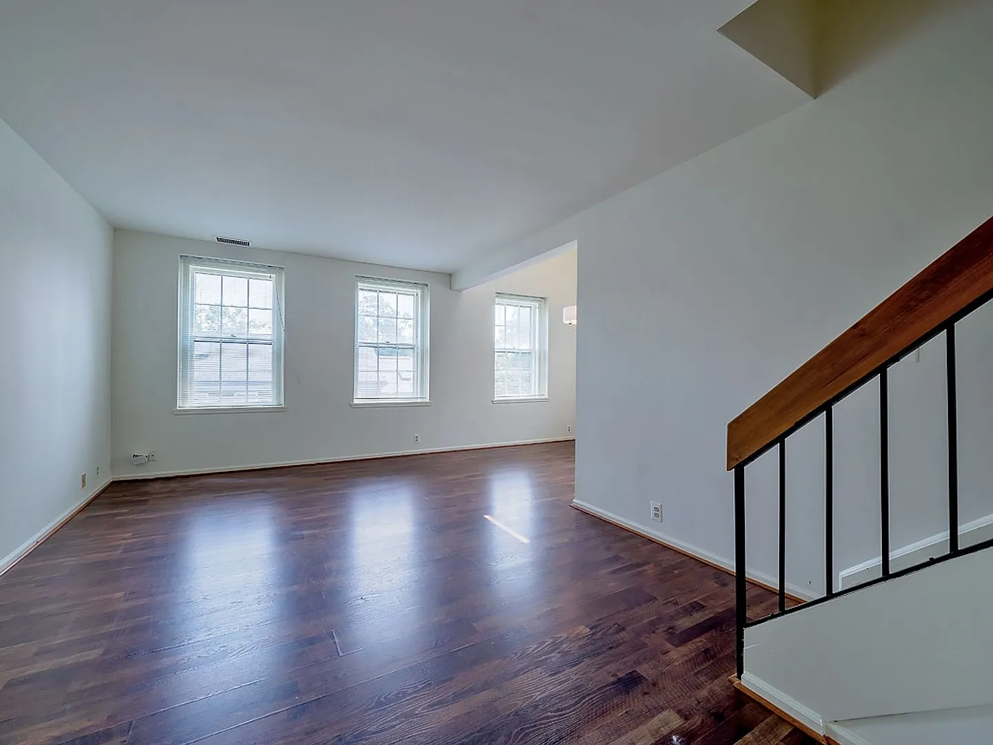 1BR with Loft/Den in NW DC's McLean Gardens 999 SF — Photo 2