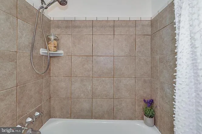 1 bed, 700 sqft, $1,800 — Photo 3