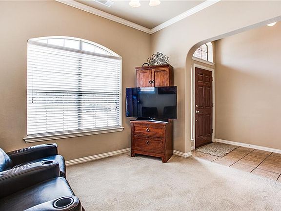 5th image of 1013 Surrey Dr