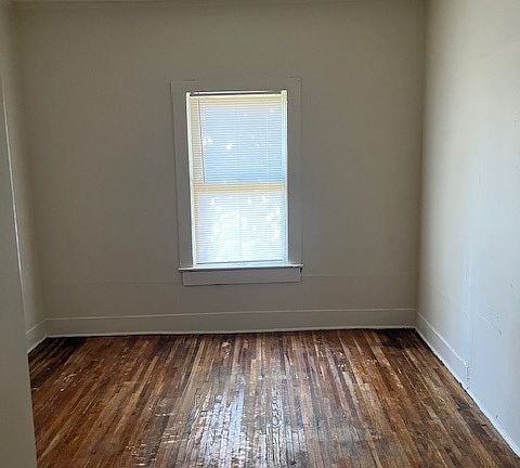 3rd image of 484 E Trigg Ave