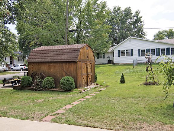 5th image of 604 W Plaza Dr