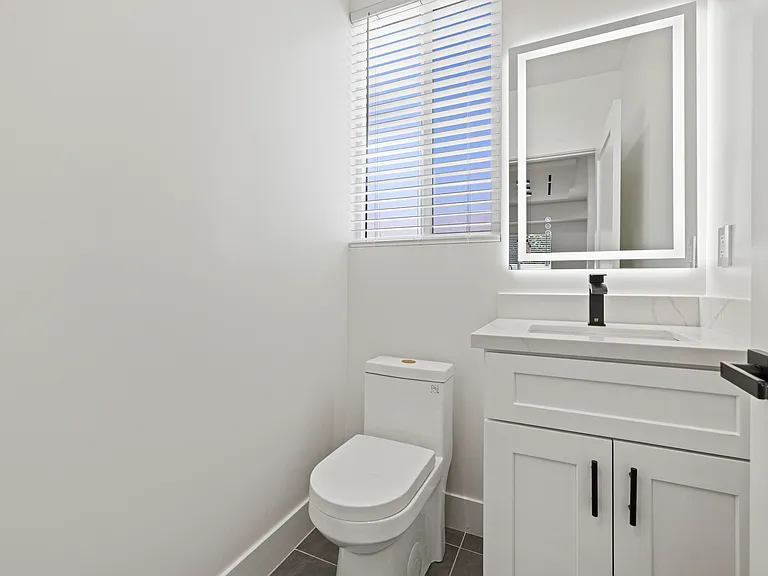 15209 Cohasset St — Photo 12