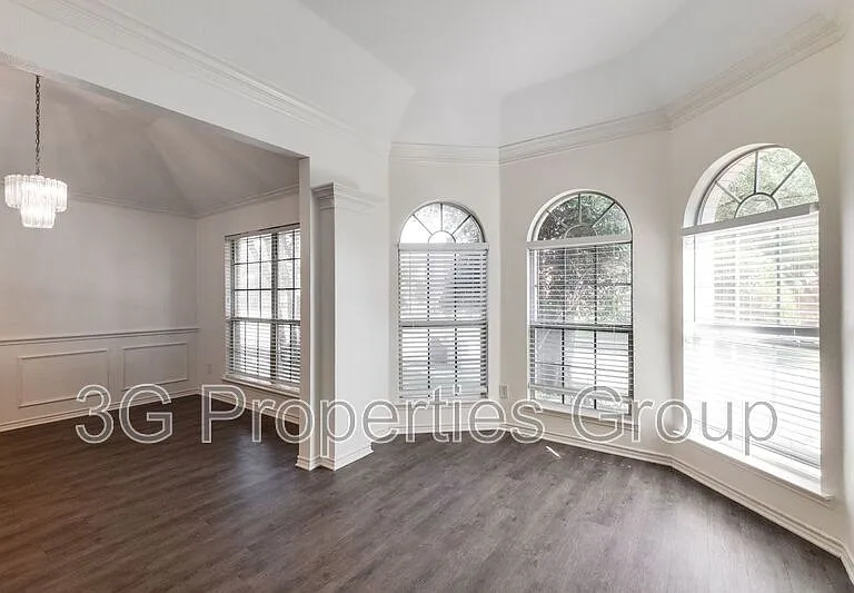 1316 Lochness Dr — Photo 3