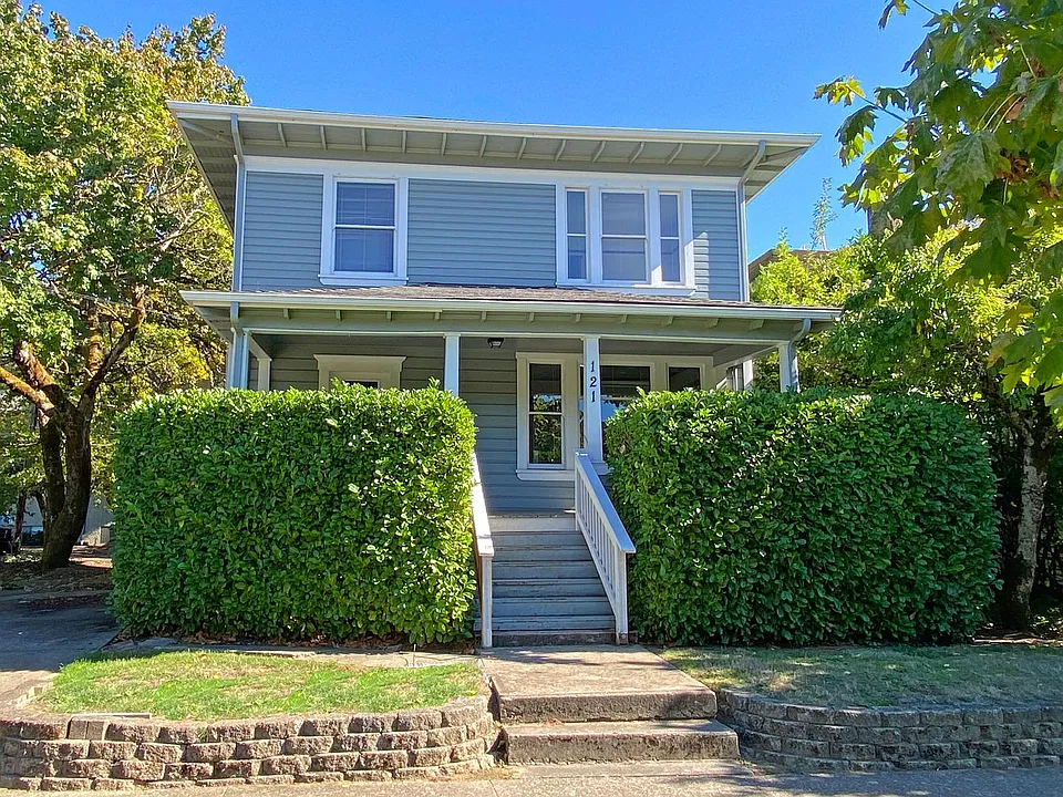 121 NW 8th St