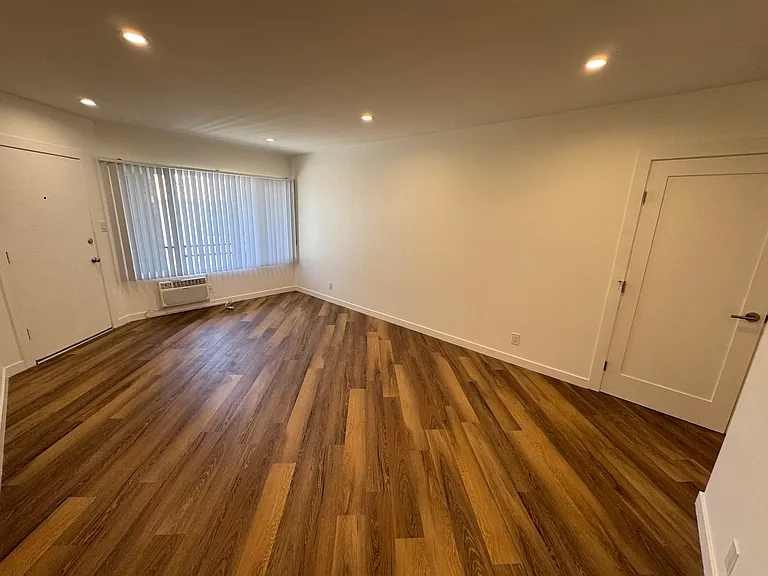 5447 Russell Ave #16 — Photo 10