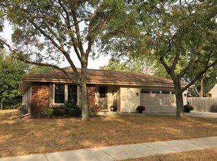 124 Willow Dr, Hartland, WI 53029