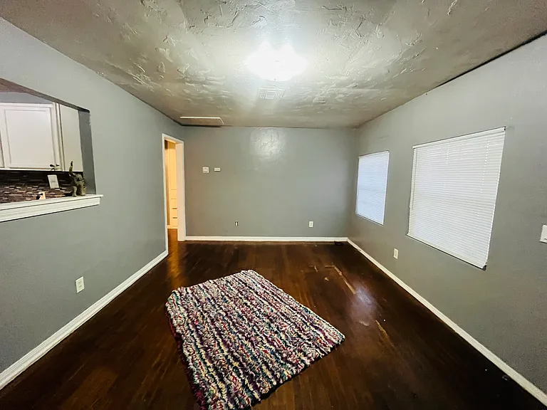 3933 Pine Ave — Photo 3