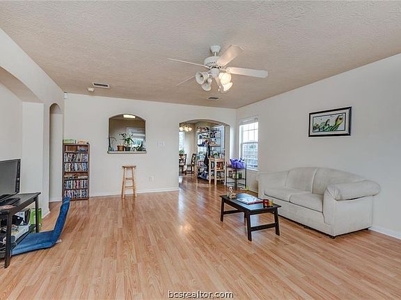 3rd image of 515 Nelson Ln