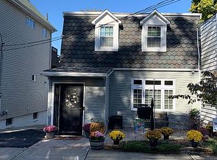 33 High St, Staten Island, NY 10305