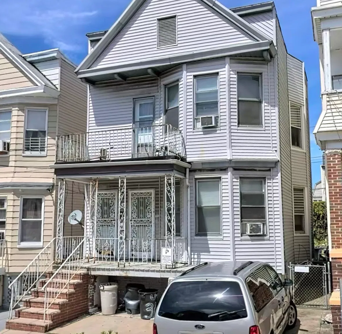 3 bed, 1000 sqft, $2,400 — Photo 1