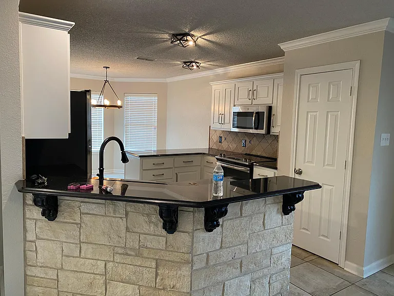 8111 Seguin Ave — Photo 4