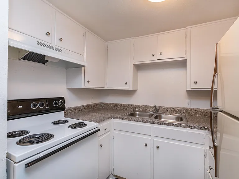 Wilshire Manor — Photo 13