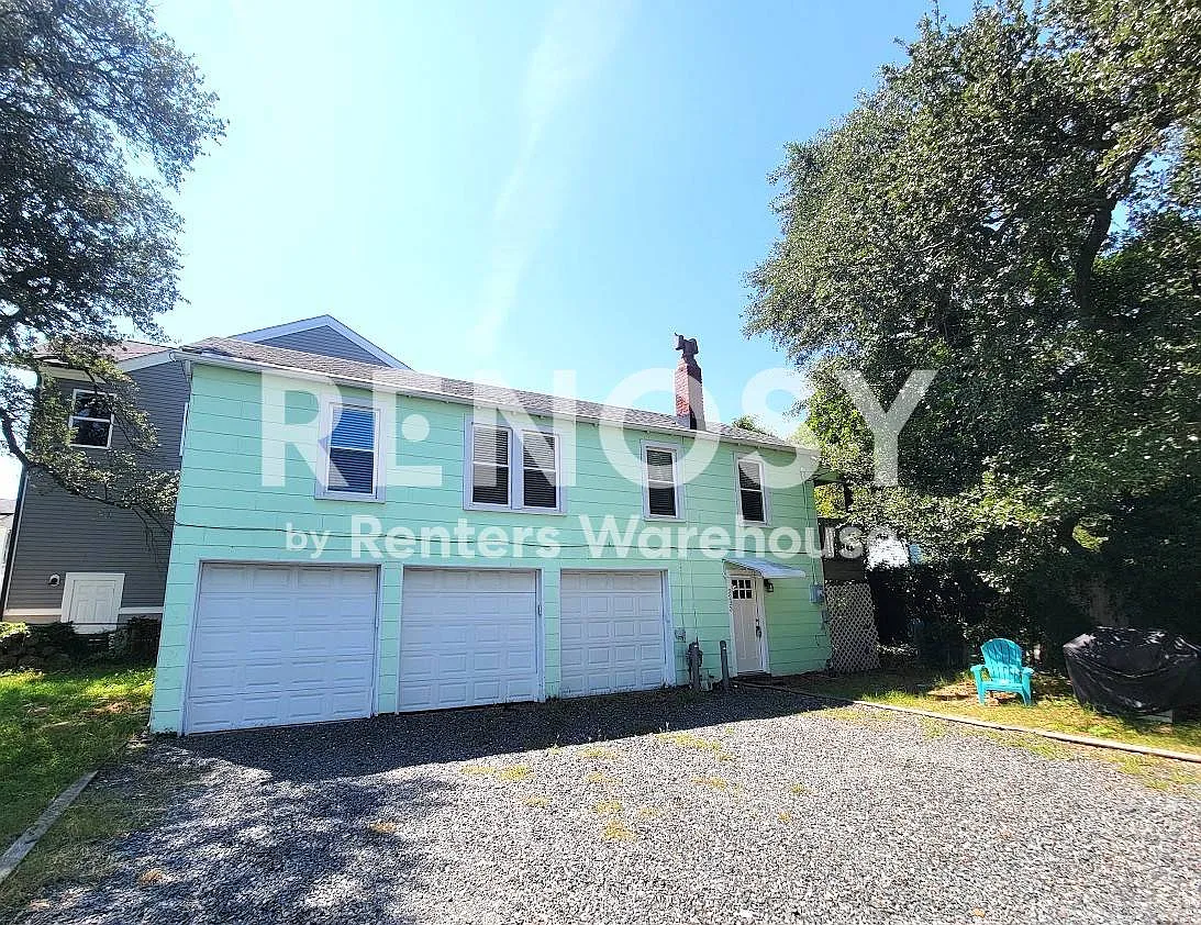 One block from the beach! — Photo 2