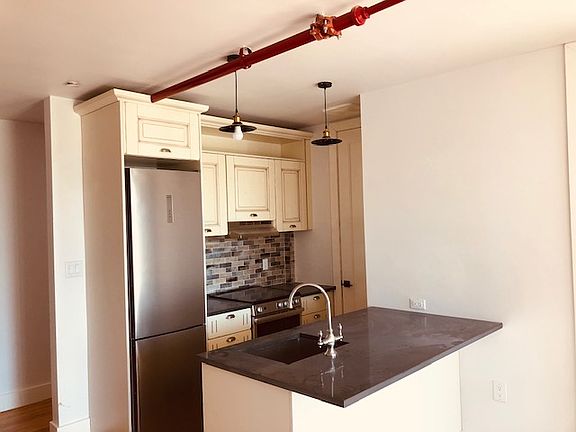 4th image of 391 Woodbine St #4P