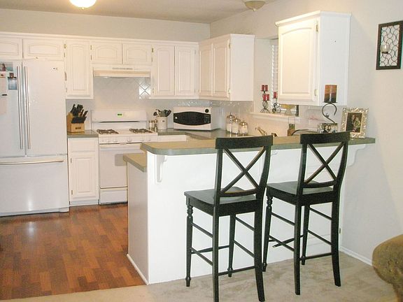OPEN KITCHEN, VERY CLEAN!