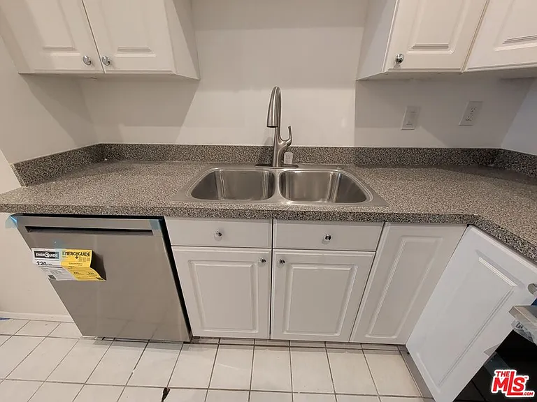 415 Montana Ave #203 — Photo 22