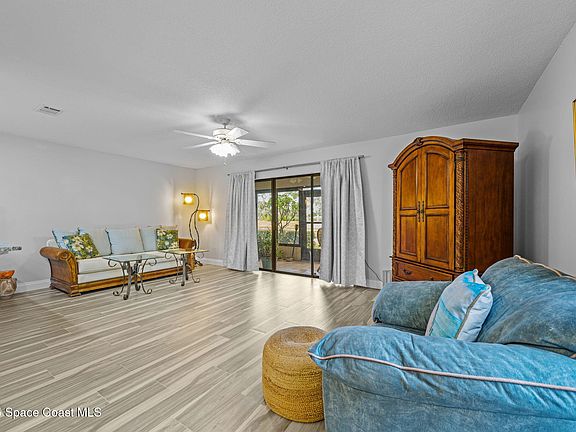 5th image of 330 Lofts Dr
