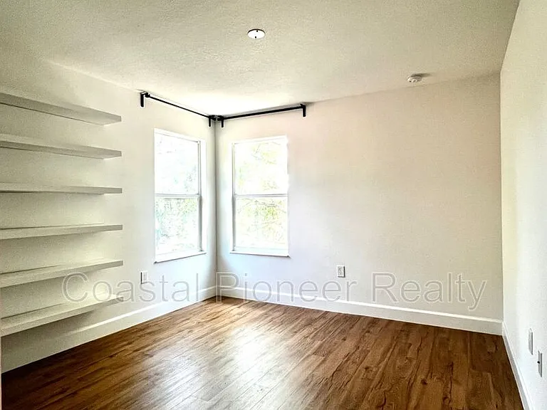 1738 W Spruce St — Photo 35