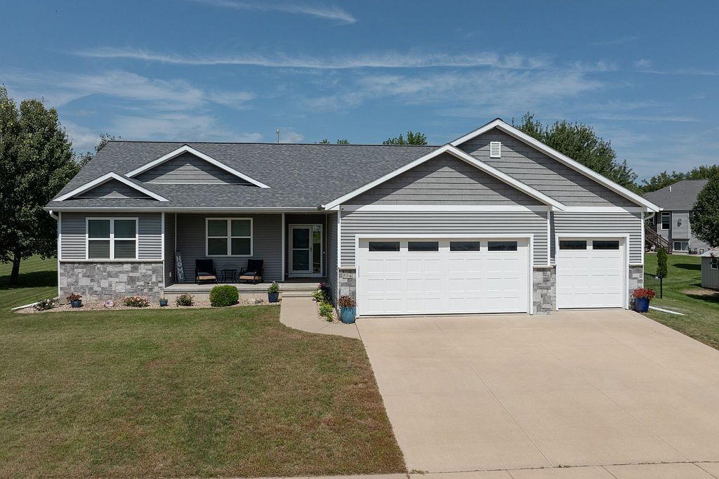 716 Tiburan Ln NE - Property Image