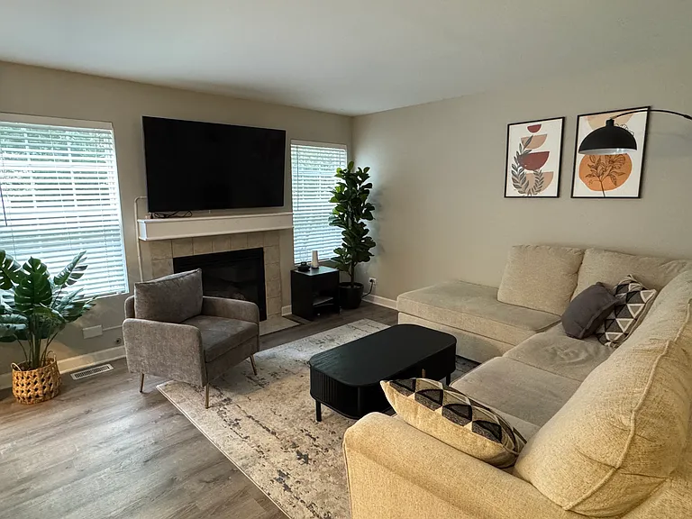 2347 Stoughton Cir — Photo 5